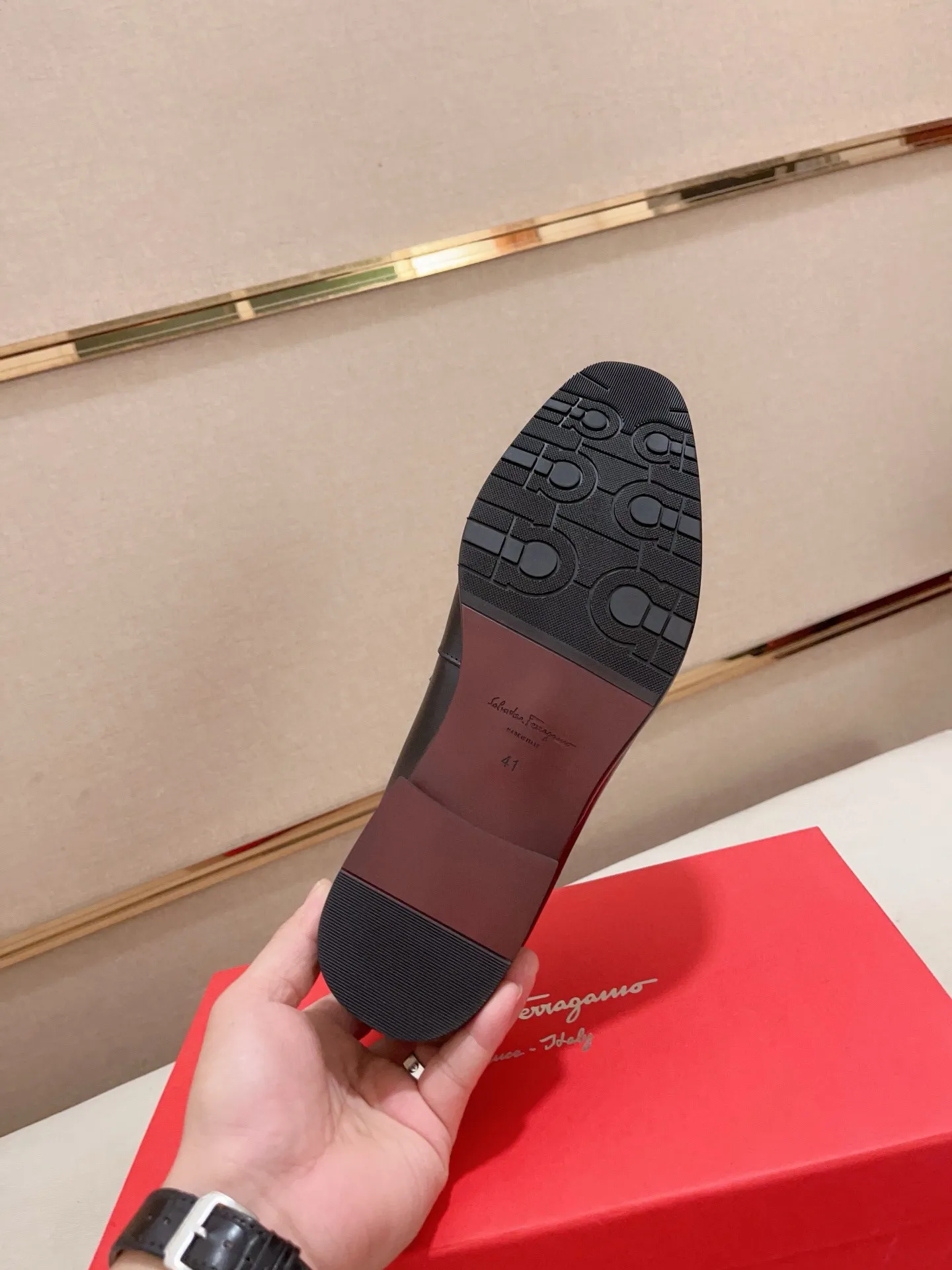Men's shoes💰: 540💰 High version Ferragamo quality! 🆕🆕Exclusive hot-selling products in stock🔥🔥New products on the shelves, high-quality shoes, high-end driving shoes, with complete packaging! 💪 💪 Material: imported patented cowhide 🐂 + imported high-quality water-dyed cowhide lining + wear-resistant outsole 👍🏻👍🏻 Features: high-end and comfortable, purely handmade 🚀 🚀 Create the perfect shoes that suit you best 🔥 🔥 Size: (38-44) Can be customized 45 non-returnable!
